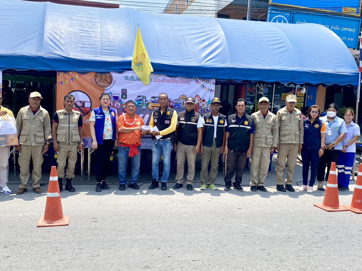 นางสาวจันทน์ภคอร เพชรวรโรจน์ ปลัดอำเภอ เข้าตรวจเยี่ยมจุดบริการประชาชน ช่วงเทศกาลสงกรานต์ ประจำปี 2567