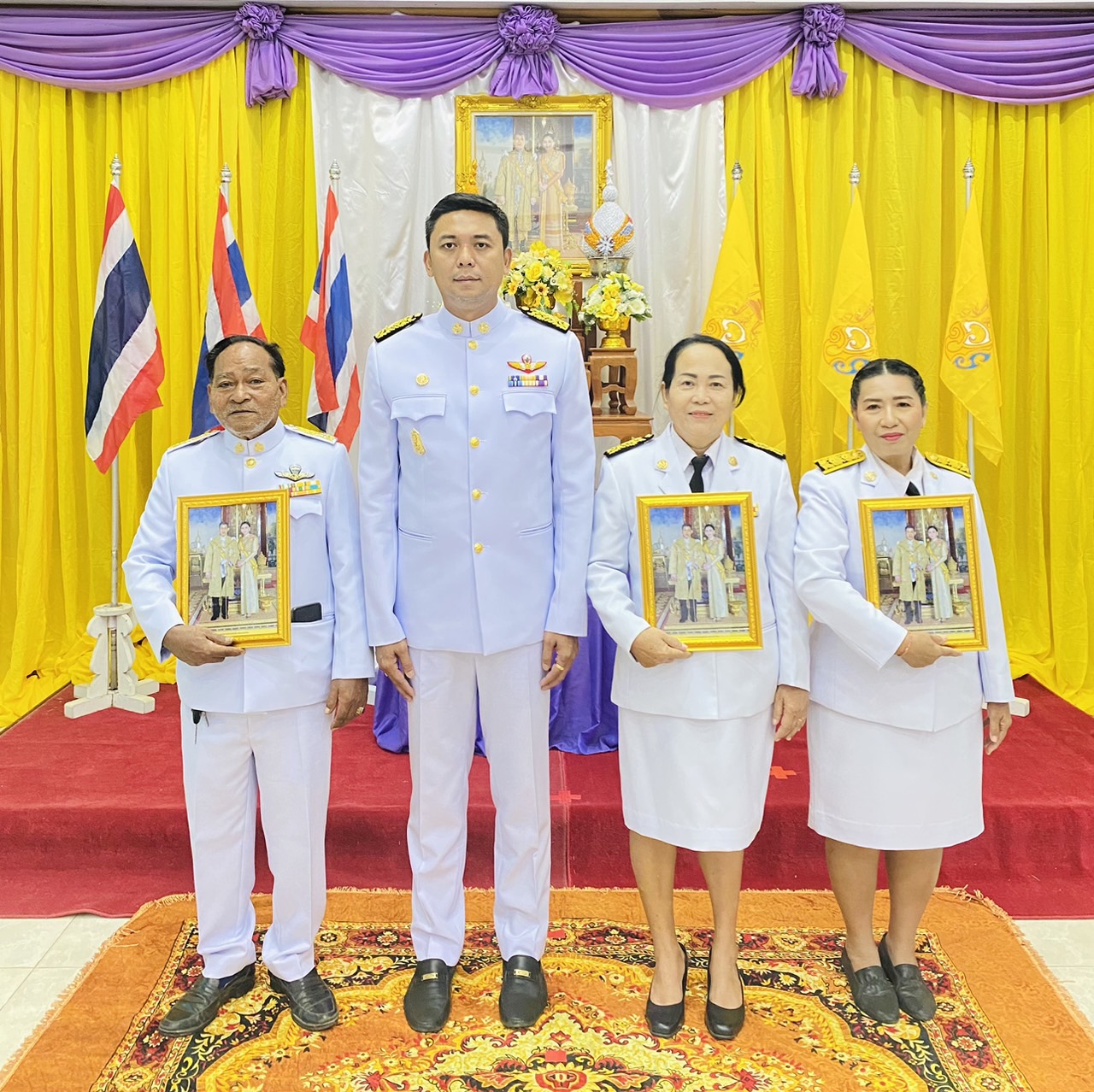 วันพุธที่ 29 พฤษภาคม 2567 เวลา 10.00 น. เทศบาลตำบลเคียนซา จัดพิธีรับพระราชทานพระบรมฉายาลักษณ์ พระบาทสมเด็จพระเจ้าอยู่หัว และสมเด็จพระนางเจ้าฯ พระบรมราชินี โดยมี นายอภิชาติ สวัสดี นายกเทศมนตรีตำบลเคียนซา เป็นประธานในพิธีฯ กล่าวถวายราชสดุดีเฉลิมพระเกียรติ และเป็นผู้เชิญพระบรมฉายาลักษณ์ฯ สำหรับมอบให้แก่ ศูนย์พัฒนาเด็กเล็กวัดเพ็งประดิษฐาราม สังกัดเทศบาลตำบลเคียนซา ณ ห้องประชุมจันทน์กะพ้อเทศบาลตำบลเคียนซา 
📌กระทรวงมหาดไทย โดยกรมส่งเสริมการปกครองท้องถิ่น ได้รับพระบรมราชานุญาตให้เชิญพระบรมฉายาลักษณ์ พระบาทสมเด็จพระเจ้าอยู่หัว ที่ฉายกับสมเด็จพระนางเจ้าฯ พระบรมราชินี  และมอบให้องค์กรปกครองส่วนท้องถิ่น ส่งมอบพระบรมฉายาลักษณ์ฯ ดังกล่าว ให้แก่ หน่วยงานโรงเรียน และศูนย์พัฒนาเด็กเล็กในสังกัด เพื่อเชิญไปประดิษฐาน  ณ สถานศึกษาและหน่วยงานราชการต่าง ๆ เพื่อแสดงความจงรักภักดีและน้อมสำนึกในพระมหากรุณาธิคุณต่อสถาบันพระมหากษัตริย์