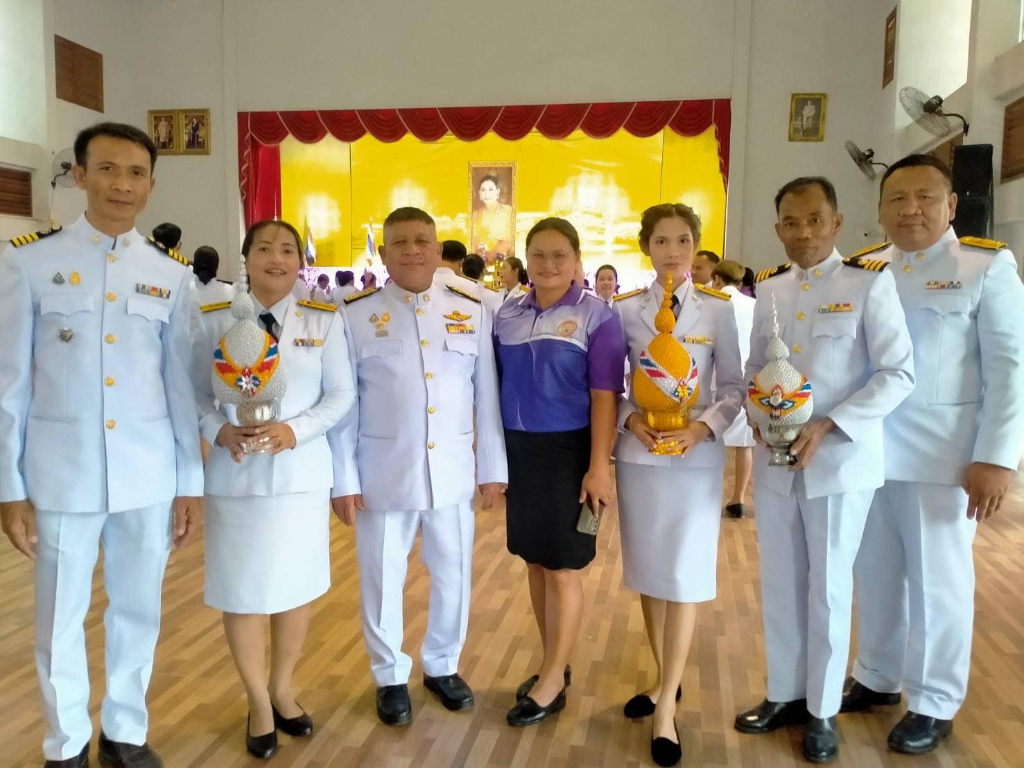 พิธีทำบุญตักบาตร พิธีถวายเครื่องราชสักการะวางพานพุ่ม และพิธีถวายพระพรชัยมงคล เนื่องในโอกาสเฉลิมพระชนมพรรษา สมเด็จพระนางเจ้าสุทิดา พัชรสุธาพิมลลักษณ พระบรมราชินี  ณ ศาลาประชาคมอำเภอเคียนซา