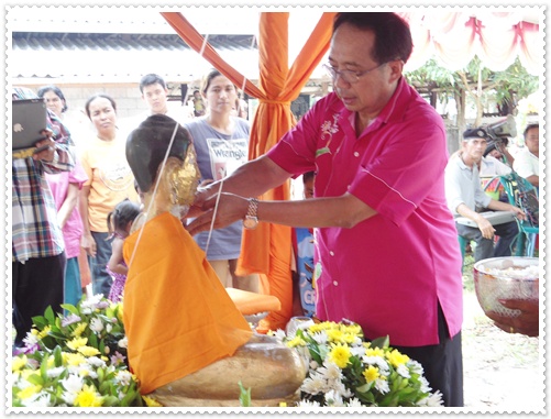 ประธานทำการรดน้ำหลวงพ่อพอ‏ 